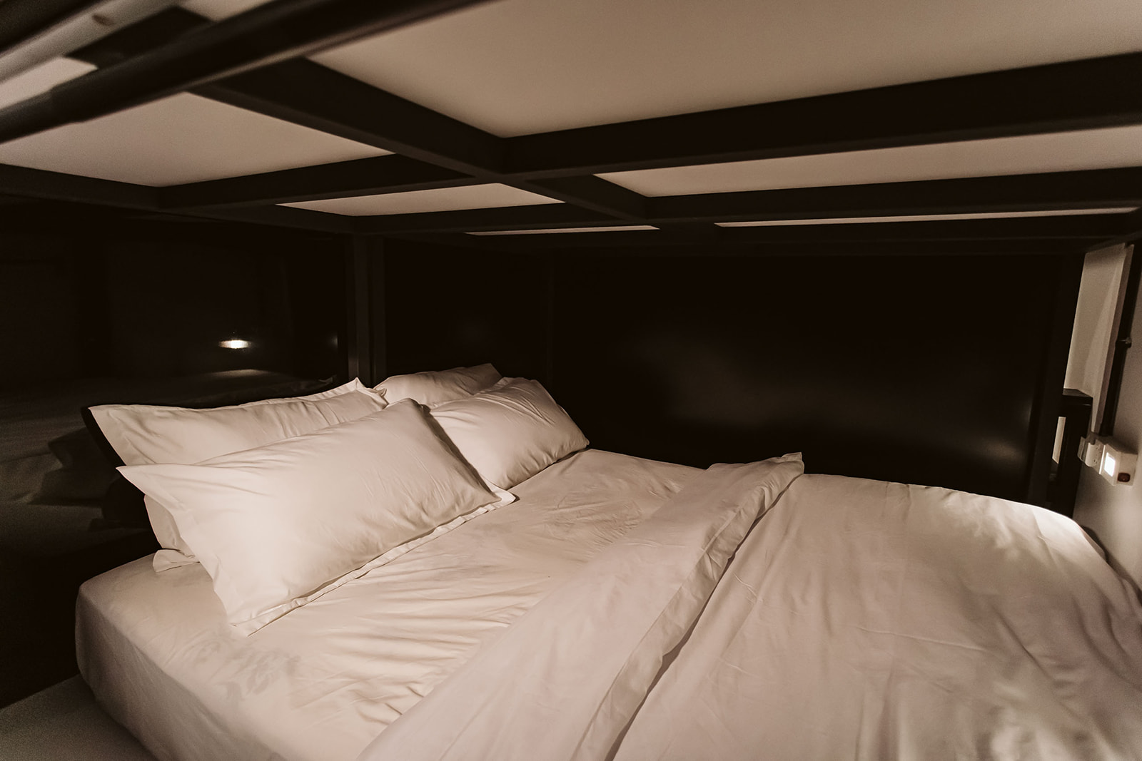 Room Interior Bed 10 (Queen Capsule)